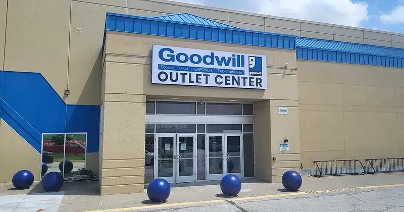 Goodwill Outlet & Recycling Center in Kansas City, MO